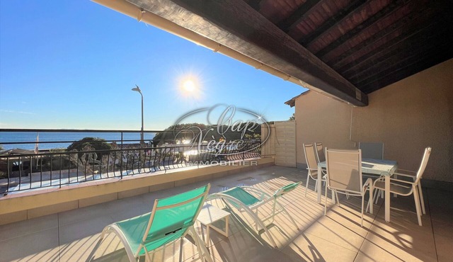 Duplex apartment with sea view opposite Cavalière Beach