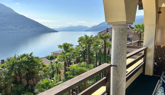 Duplex apartment with Ticino charm and beautiful views of the lake and the villa
