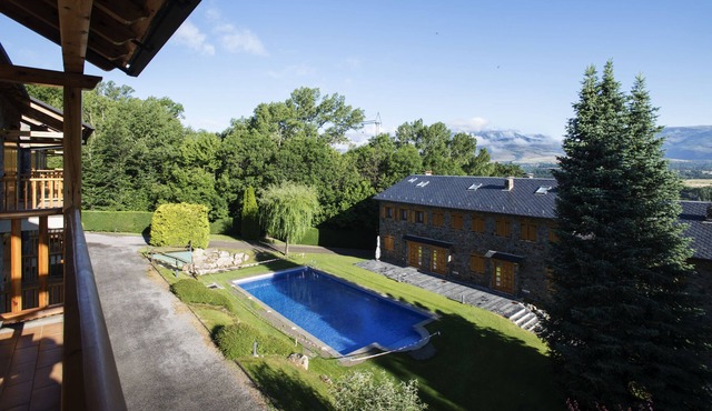 Duplex apartment with pool close to ski resorts and hiking trails