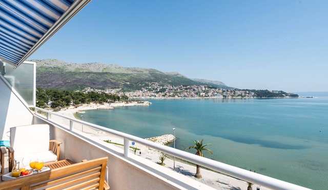 DUPLEX apartment with SEA VIEW only 10 meters from the sea!