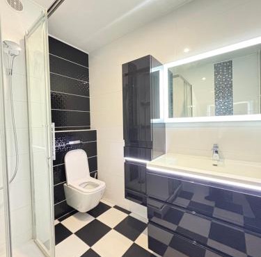 Duplex Atypique avec 5 Chambres Privées