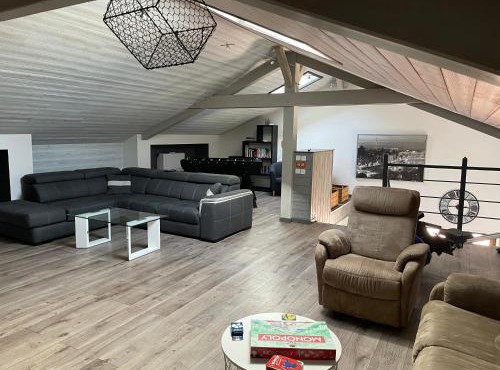 Duplex avec poêle à granulés et garage à motos