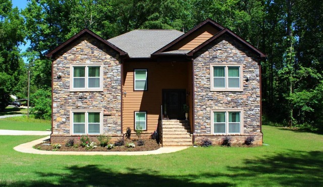 [Duplex] Casa Maria Bonita - Luxury 3-bedroom rental with AC, WiFi in McDonough