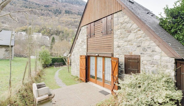 Duplex Chalet for 4 in Luz-Saint-Sauveur, Fireplace, Garden, Pets Allowed