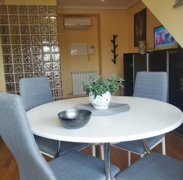 Duplex con terraza y vistas a la montaña internet aire acondicionado frente a piscinas públicas