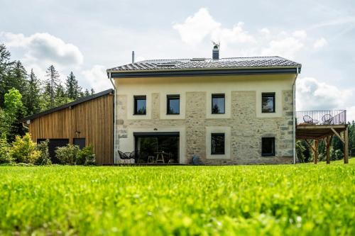 Duplex de Charme en Pierre - Jardin de Plain-Pied face à la Forêt