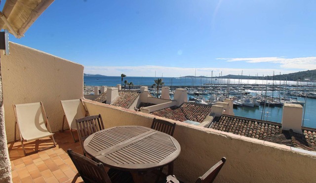 Duplex for 4 people with a view of the port in the Gulf of St-Tropez