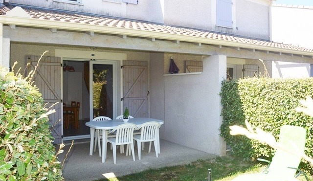 Duplex for 6 with Terrace, A/C, Heated Pool & Parking in Vallon-Pont-d'Arc