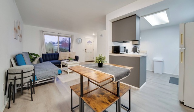 Duplex Group Getaway 3 Mi to Dtwn Bellevue!