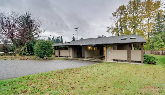 Duplex Group Getaway 3 Mi to Dtwn Bellevue!