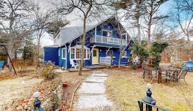 Duplex home blocks from Manomet Beach with balcony, firepit & outdoor space