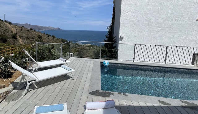 Duplex house (5 BR), swimming pool, 180° sea view, beach on foot
