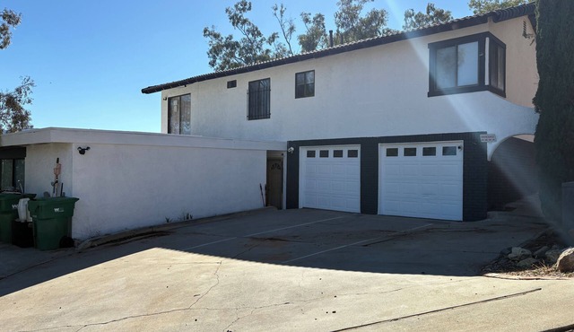 Duplex House on the hill with a 3-bedroom in beautiful Banning with indoor pool.