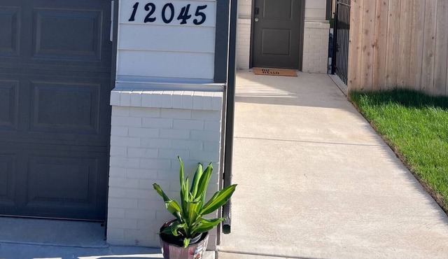 Duplex just minutes from the airport, zoo, shopping and dining