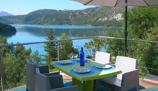 Duplex lake view villa near Castellane and Gorges Du Verdon, private paddle boat