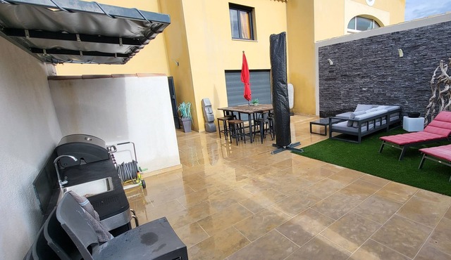 DUPLEX near the city center courtyard ground floor 2 secure parking spaces spa 6 people