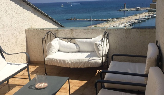 Duplex * panoramic sea/mountain terrace, feet in the water, with parking