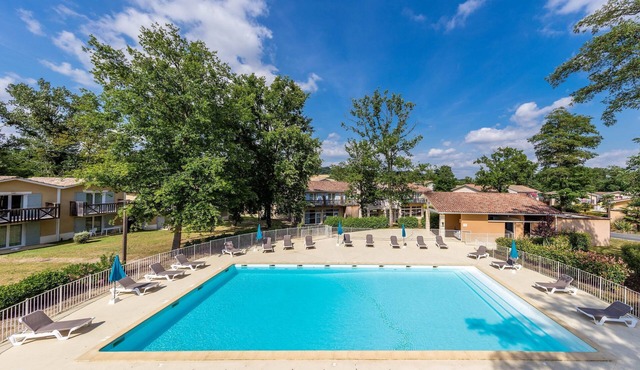 Duplex Proche Du Cours De Golf + Accès Piscine!