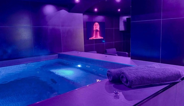 Duplex Red & Black with jacuzzi/massage table