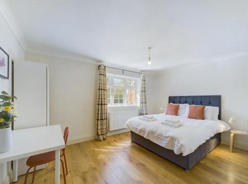 Duplex Redhill town centre Apt by Livingo Stays