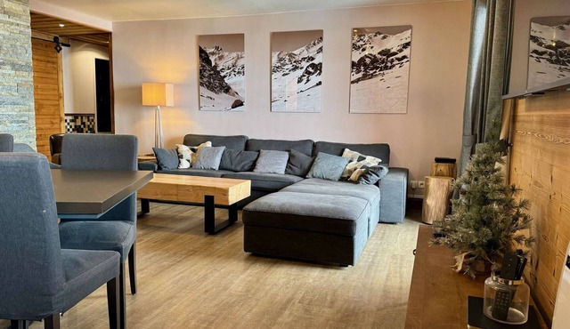 Duplex Renovated Apt - 12 Guests, Ski-In/Ski-Out, Fireplace, Balcon, Near Shops & Dining