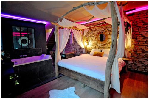 Duplex Safari jusqu'à 4 personnes, Spa XXL, day use, 5 min centre ville, cinéma, cascade et lit sous les arbres