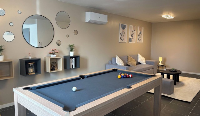 Duplex sleeps 6, 3 bedrooms, billiards & Netflix. Fully equipped
