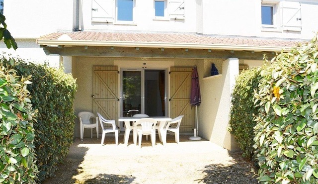 Duplex Sleeps 6 with Terrace, Heated Pool, Free Parking, Pet-Friendly