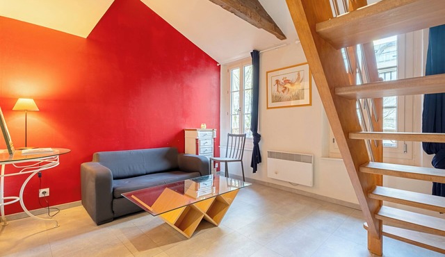 Duplex Studio Apartment 'Cosy Hyper Centre Rennes' with Shared Garden and Wi-Fi