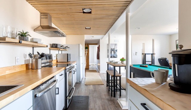 Duplex Suite - 10 mins to Broadway, 5 to Airport