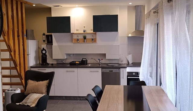 Duplex T3 Calme avec Terrasse, Proche Thermes, 2 Chambres, Wifi Gratuit, Parking, Non Fumeur.