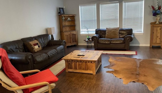 Duplex type 3 story Townhouse-3 mins to downtown!
