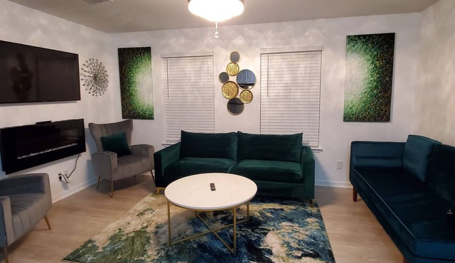 Duplex - Unit B Near DWTN & Austin-Bergstrom Airport
