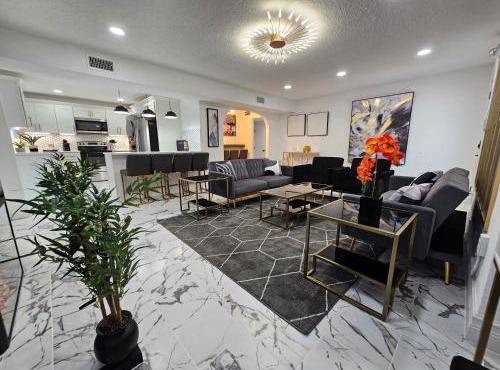 Duplex walk To Lake Eola Orlando Sleeps 8 - Monthly Stays