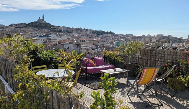 Duplex with a very large terrace, soaring above the city!