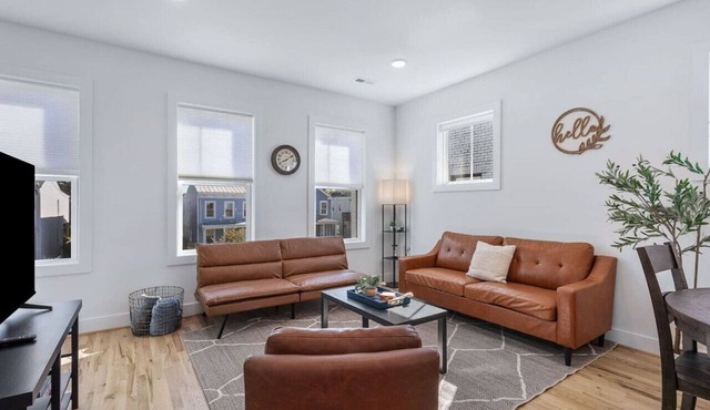 Duplex with Balcony: Spacious Dog-Friendly Oasis!