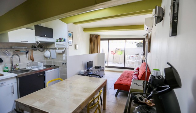 DUPLEX WITH GARAGE BETWEEN BEACHES AND TOWN CENTER