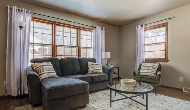 Duplex with Queen Beds Minutes from Drake