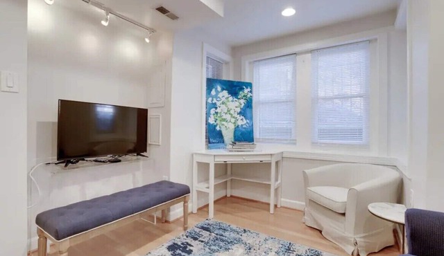Dupont: Pet-friendly+Metro+42"Roku+Desk+FAST Wi-Fi