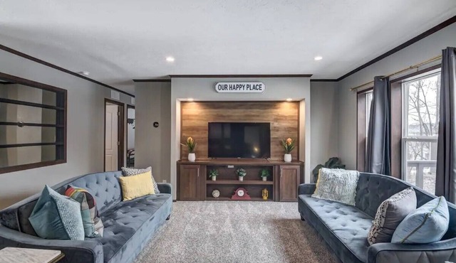 DURAND WOODED RETREAT | GAME ROOM | WALKING TRAIL