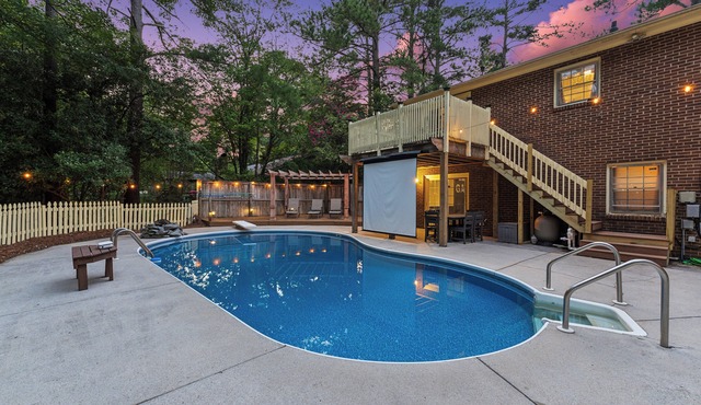 Durham 4BR/3BA: Game Room, Pool, Art! Sleeps 10