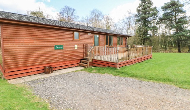 DURHAM LODGE, pet friendly, character holiday cottage in Kiplin