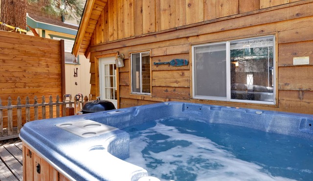 Dusk to Dawn Moonridge Cottage w/Hot Tub