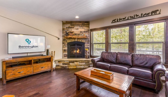 DUTC11 - Huge Home, SHARC passes for 2025, Hot Tub, A/C, Ping Pong