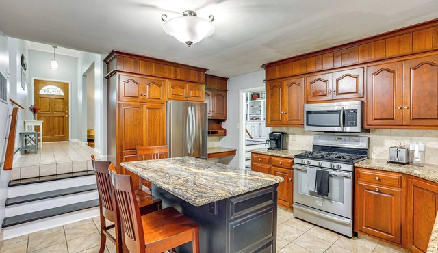 Dutch Country Home Near Family Attractions!