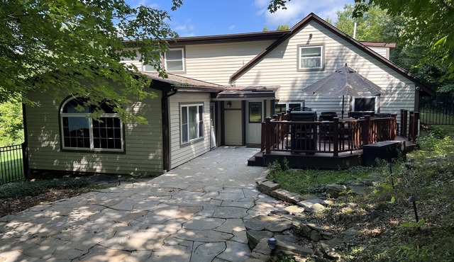 Dutch Hill Manor I, Upscale, near All Star + Dreams Park, fire pit, 1 of 2 units