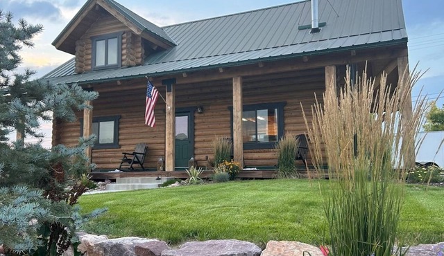 Dutch John Adventure Outpost—2800 Sq Ft, log home, private Pickleball Court