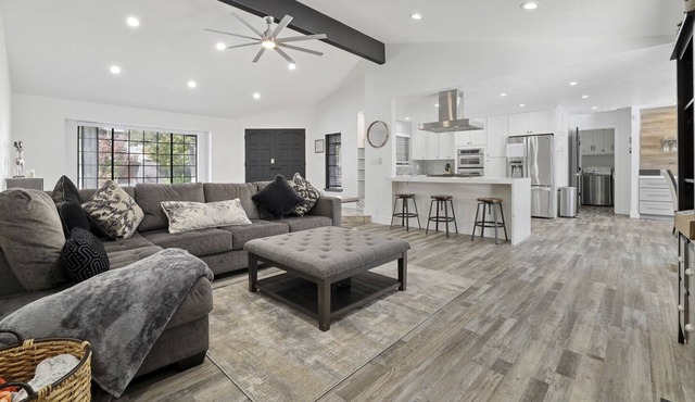 Dutchollow Luxury: Beautiful And Spacious 3/2 home