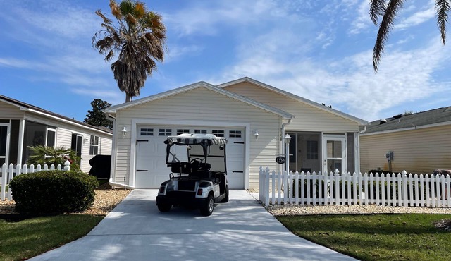 Duval Hideaway: Lanai Mornings, Breezy Golf-Cart Days, Easy Living.