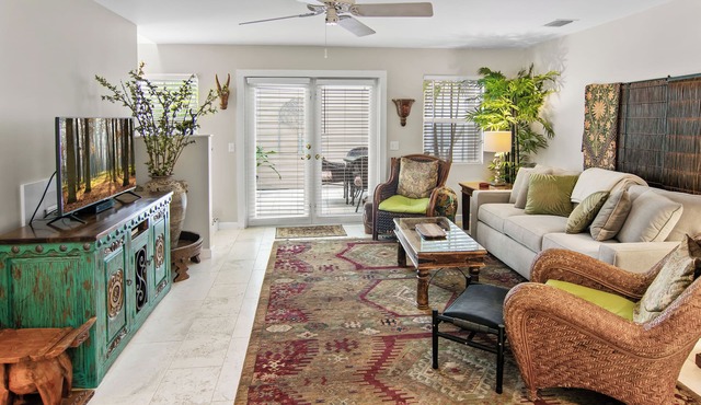 Duval Square Retreat: A beautiful condo steps from the action